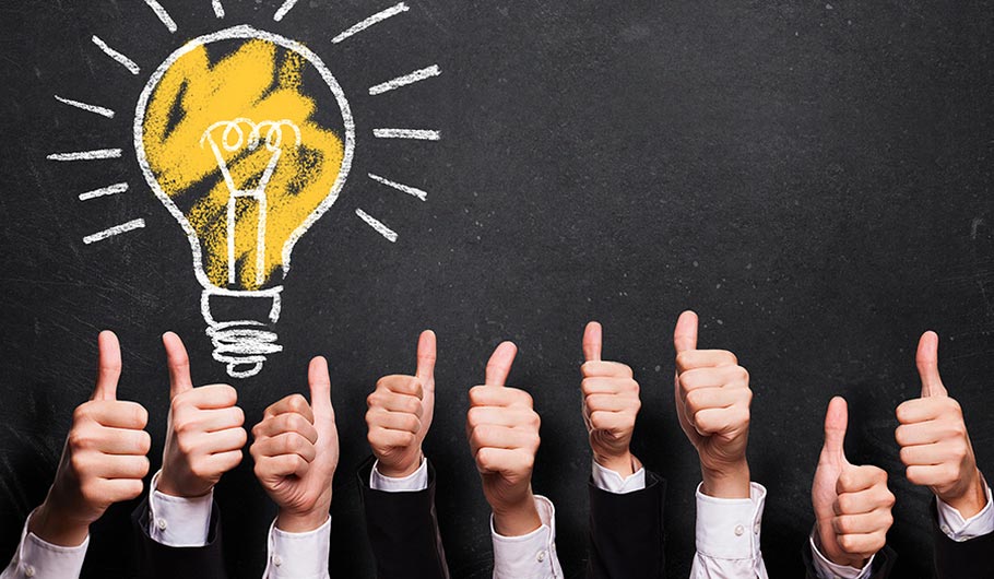 ampoule qui brille avec des pouces levés